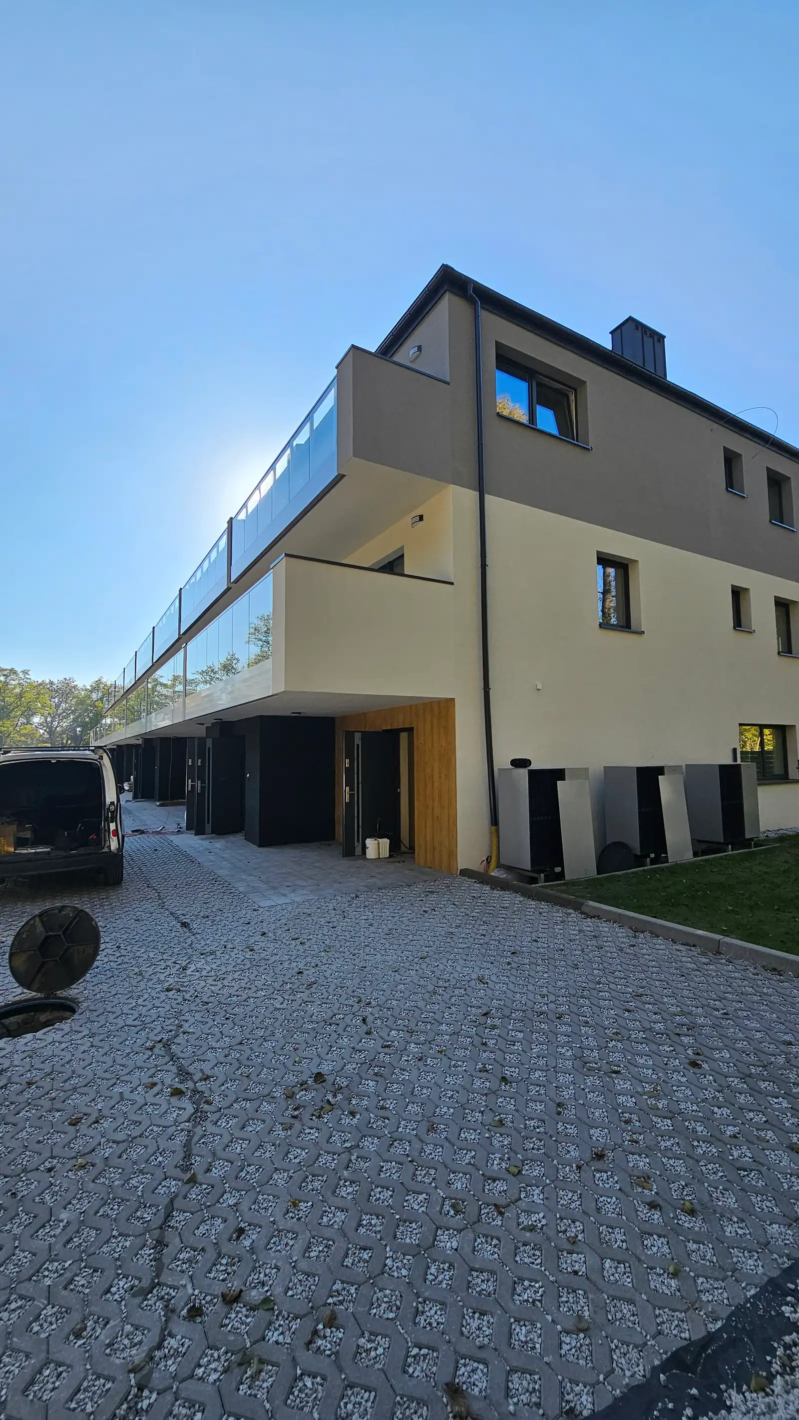 Budynek wielorodzinny, przy elewacji rząd jednostek zewnętrznych